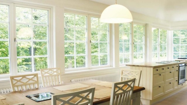 Fenster- und Türenwechsel ohne Dreck. Es gibt eine fachmännische Lösung. eingebaute Fensterreihe von perfecta Fenster in Küche und Esszimmer
