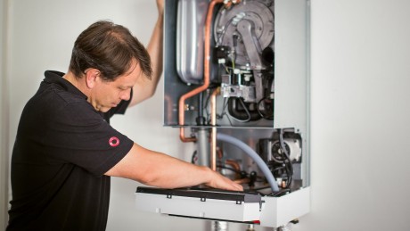 Thermondo - So geht Heizungswechsel heute. Thermondo Monteur installiert die Heizungstechnik