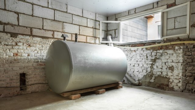 Alter Öltank Alter Öltank im Keller