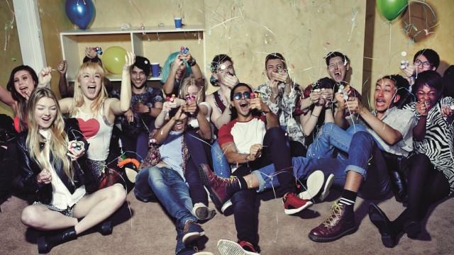 viele junge glückliche Menschen haben Grund zum Feiern