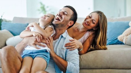 Eine Familie freut sich über die Wüstenrot Vorteile für THW-Mitglieder Eine Familie freut sich über die Wüstenrot Vorteile für THW-Mitglieder