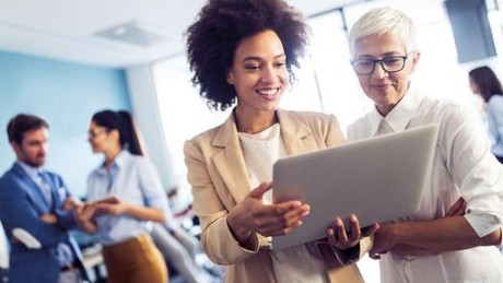 verdi-Mitglieder informieren sich auf dem Laptop über ihre besonderen Vorteile bei Wüstenrot verdi-Mitglieder informieren sich auf dem Laptop über ihre besonderen Vorteile bei Wüstenrot