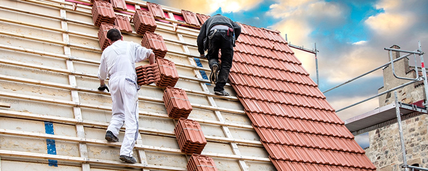 Handwerkerkosten wie Dacharbeiten lassen sich steuerlich absetzen Handwerker decken Hausdach ein