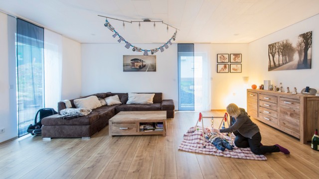 Mutter mit Kind im Wohnzimmer