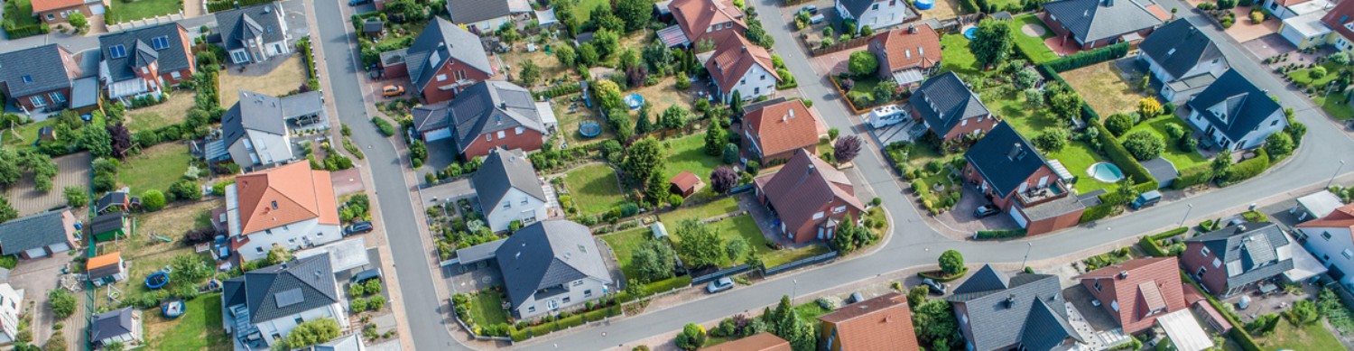 Landschaft mit freistehenden Häusern im Hintergrund