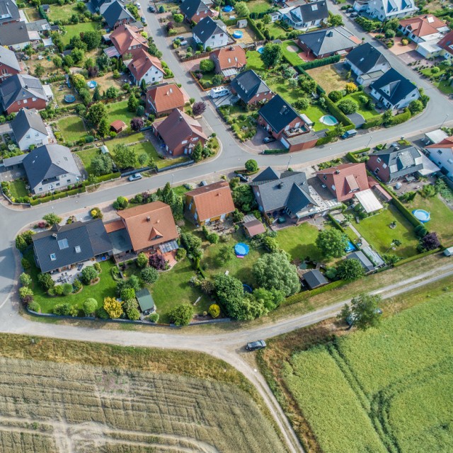 Ein Wohngebiet mit Einfamilienhäusern