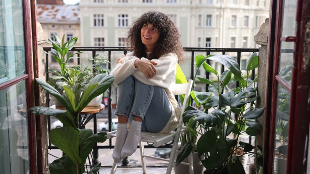 Eine junge Frau freut sich über die verschiedenen Bausparförderungen