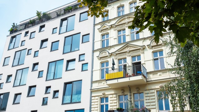 Ein Hausfront, die mit einer Instandhaltungsrücklage renoviert wurde