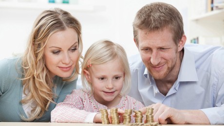 Eine Familien informiert sich zu den Vorteilen für Beamte und Arbeitnehmer im öffentlichen Dienst, Gewerkschaften und Verbände