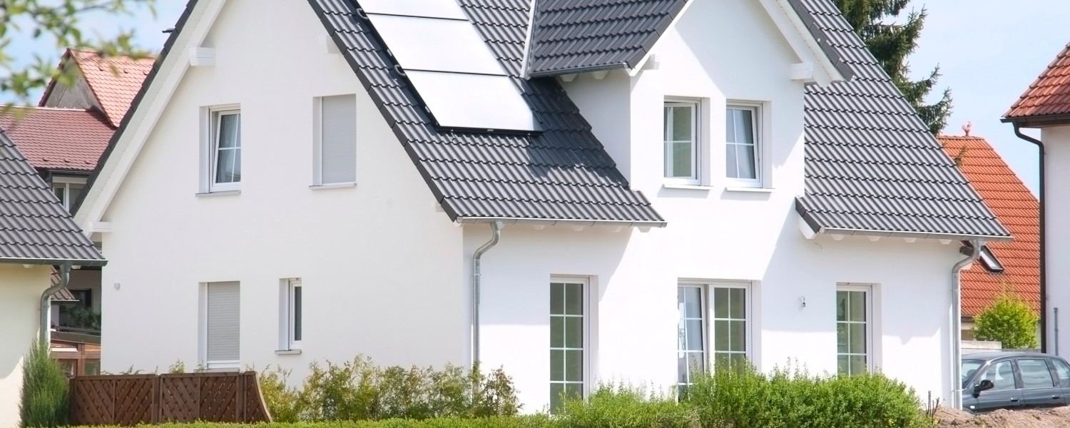 Ein modernes Einfamilienhaus, in welches dank staatlichen Förderungen eine Lüftungsanlage eingebaut wurde Ein modernes Einfamilienhaus, in welches dank staatlichen Förderungen eine Lüftungsanlage eingebaut wurde