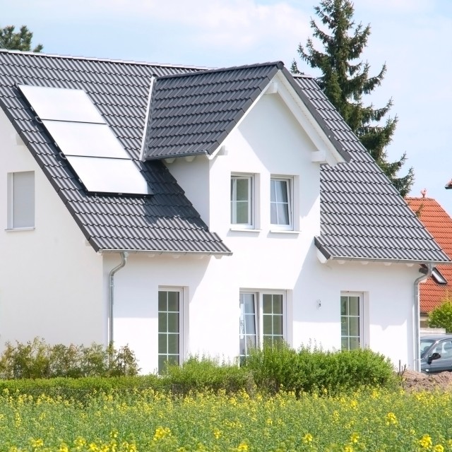 Eine gekaufte Immobilie mit grüner Wiese Eine gekaufte Immobilie mit grüner Wiese