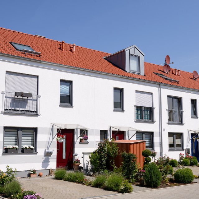 Ein Reihenhaus, das mit einem Immobilienkredit und Eigenkapital finanziert werden kann Ein Reihenhaus, das mit einem Immobilienkredit und Eigenkapital finanziert werden kann