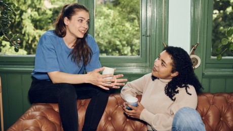 Eine Gruppe von Freunden diskutiert über den Miet-Kauf-Rechner Eine Gruppe von Freunden diskutiert über den Miet-Kauf-Rechner