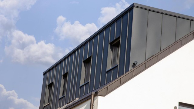 Eine frisch installierte Dachgaube, deren Kosten mit einer Baufinanzierung gestemmt wurden