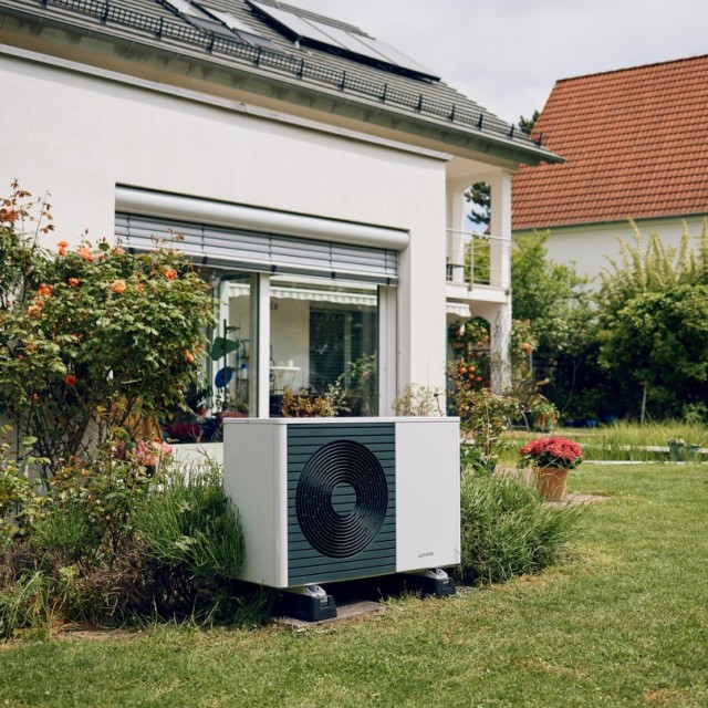 Eine neue Wärmepumpe im Garten, die von einem Energieberater empfohlen wurde Eine neue Wärmepumpe im Garten, die von einem Energieberater empfohlen wurde