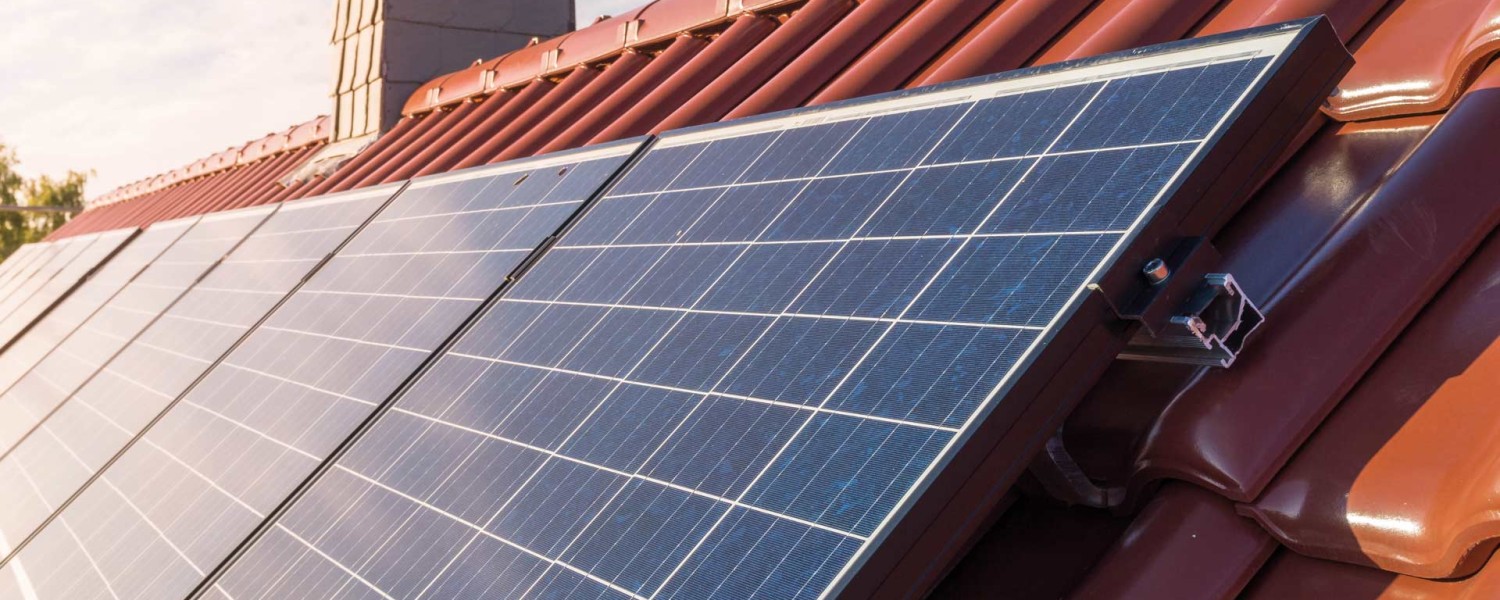 Eine Photovoltaikanlage fürs Dach finanzieren Sie zum Beispiel mit einem Kredit Eine Photovoltaikanlage fürs Dach finanzieren Sie zum Beispiel mit einem Kredit