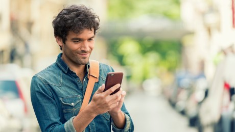 Ein Mann informiert sich auf seinem Smartphone zu den Wüstenrot Vorteilen für DBwV-Mitglieder Ein Mann informiert sich auf seinem Smartphone zu den Wüstenrot Vorteilen für DBwV-Mitglieder