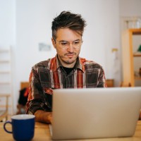 Ein Arbeitnehmer mit Anspruch auf vermögenswirksame Leistungen