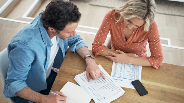 Ein Paar vergleicht den Kauf einer Immobilie mit Aktieninvestment Ein Paar vergleicht den Kauf einer Immobilie mit Aktieninvestment