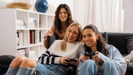 Eine Gruppe junger Frauen beginnt spielend die Challenge Eigenheim