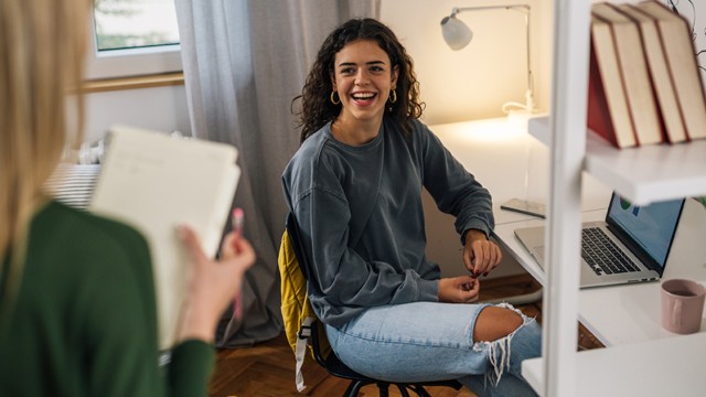 Eine junge Frau freut sich über das Vermögen, das sie mit ihrem Home-Base-Konto aufbaut