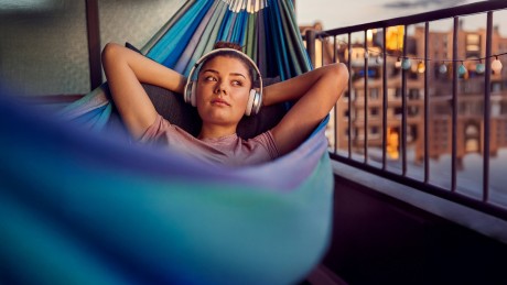 Eine Gruppe junger Frauen beginnt spielend die Challenge Eigenheim