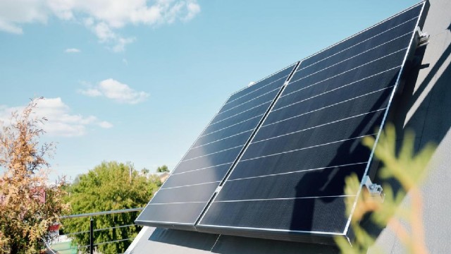 Dank Photovoltaik-Förderungen fallen die Kosten für eine PV-Anlage niedriger aus Dank Photovoltaik-Förderungen fallen die Kosten für eine PV-Anlage niedriger aus