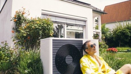 Wüstenrot Fördergeld-Service junge Frau schaut aus dem Fenster und steckt ihre Nase in den Wind