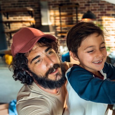 Ein Vater renoviert mit seinem Kind