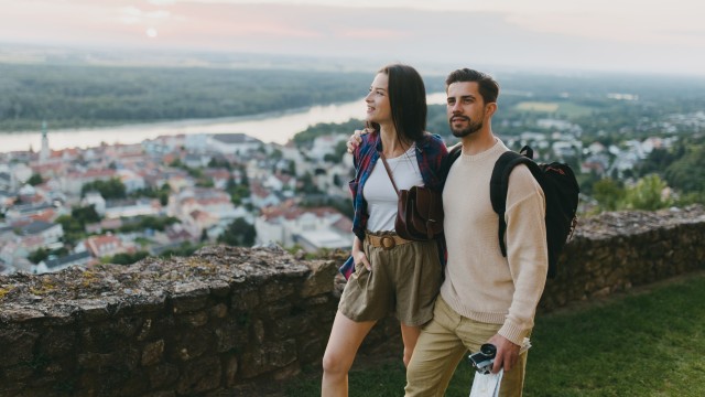 Ein junges Paar auf der Reise