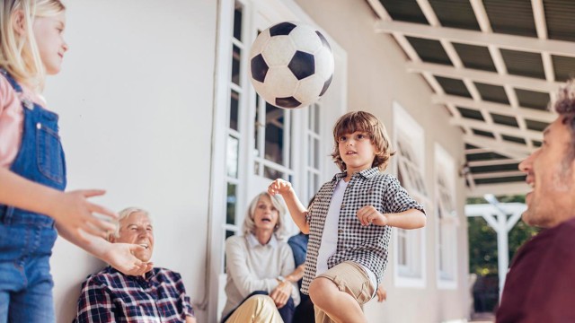 Eine Familie spielt Fußball