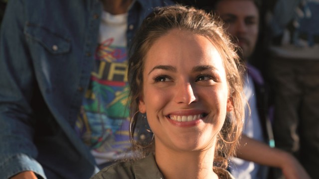 Beispiel: Vivian, 32 Jahre, keine Kinder erhält die Berechtigung für die Wohnungsbauprämie junge Frau lächelt in die Kamera