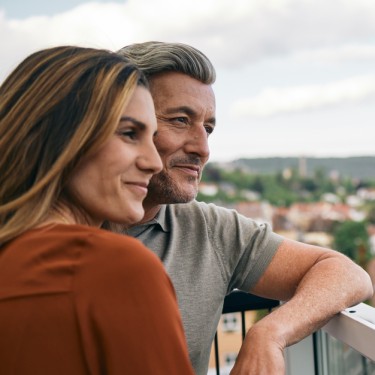 Ein Paar auf dem Balkon seiner Wohnung