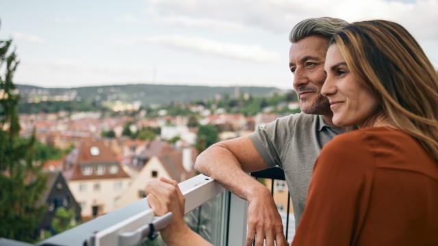 Ein Paar auf dem Balkon einer Dachgeschosswohnung