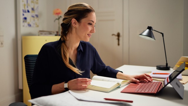 Eine Frau schließt online einen Bausparvertrag ab