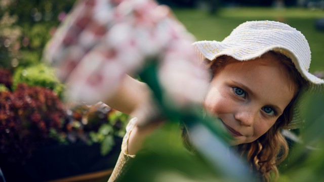 Eine Enkelin arbeitet im Garten Eine Enkelin arbeitet im Garten