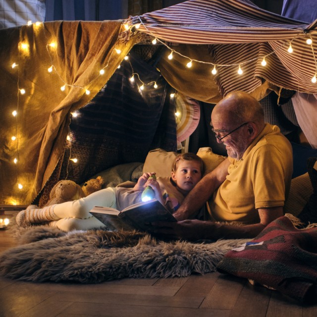 Ein Großvater, der als Beamter im Ruhestand von der Mindestversorgung profitiert, erzählt seiner Enkelin eine Geschichte