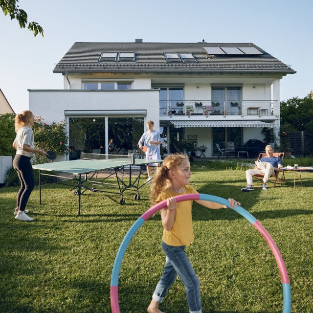 Eine Familie verbringt Zeit in ihrem renovierten Garten Eine Familie verbringt Zeit in ihrem renovierten Garten