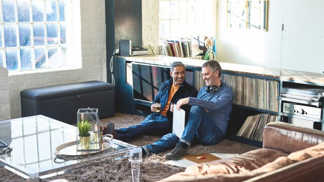 Zwei Männer informieren sich zu den Wüstenrot-Kooperationsvorteilen