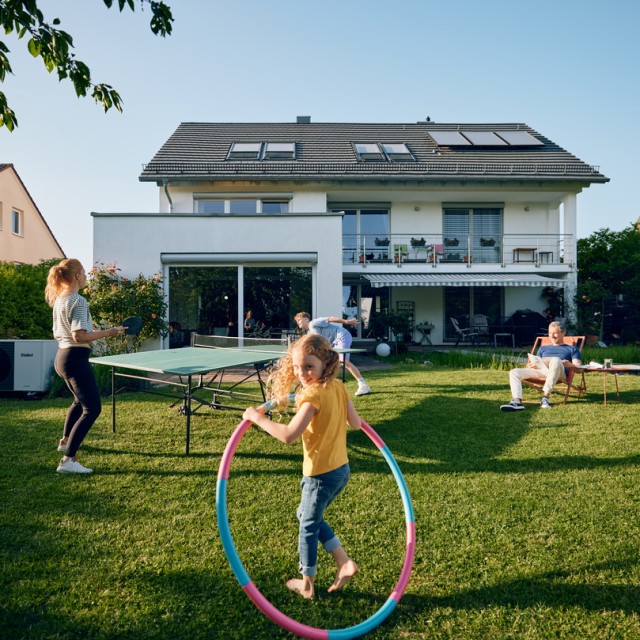 Eine Familie verbringt Zeit in ihrem Zuhause, welches sie mit einem variablen Darlehn basierend auf dem Euribor finanziert hat Eine Familie verbringt Zeit in ihrem Zuhause, welches sie mit einem variablen Darlehn basierend auf dem Euribor finanziert hat