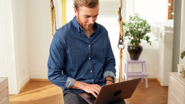 Ein Mann navigiert auf seinem Laptop durch das Kundenportal