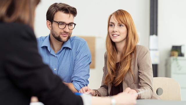 Ein Paar im Beratungsgespräch bei Wüstenrot Immobilien