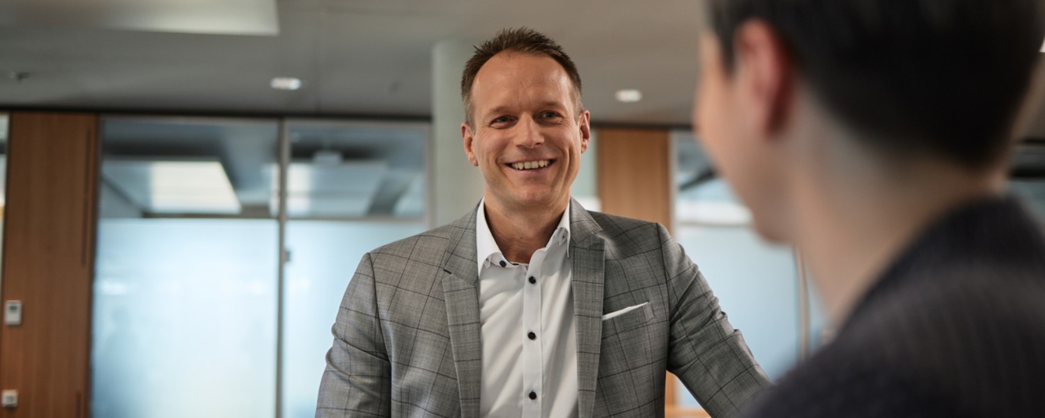 Ein Außendienstpartner im Wuestenrot Außendienst im Beratungsgespraech