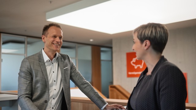 Ein Wüstenrot Außendienstpartner im Gespräch mit einer Kundin