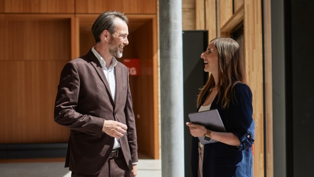 Zwei Wüstenrot Kollegen unterhalten sich Zwei Wüstenrot Kollegen unterhalten sich