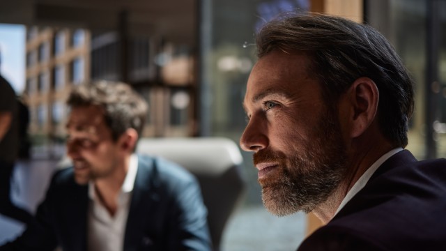 Ein Wüstenrot Berater informiert sich zu den Weiterentwicklungsmöglichkeiten