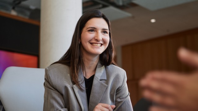 Eine Wüstenrot Mitarbeiterin freut sich über die Arbeitgeberleistungen Eine Wüstenrot Mitarbeiterin freut sich über die Arbeitgeberleistungen