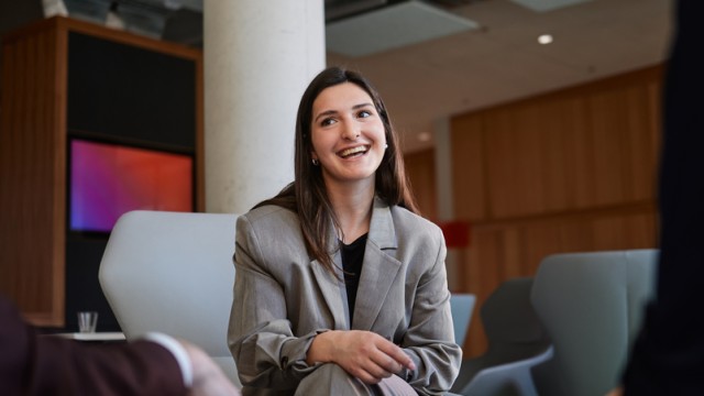 Frau im Bewerbungsgespräch bei Wüstenrot