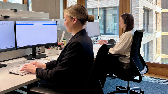 Zwei DSW-Mitglieder aus dem B2C-Team am Arbeitsplatz