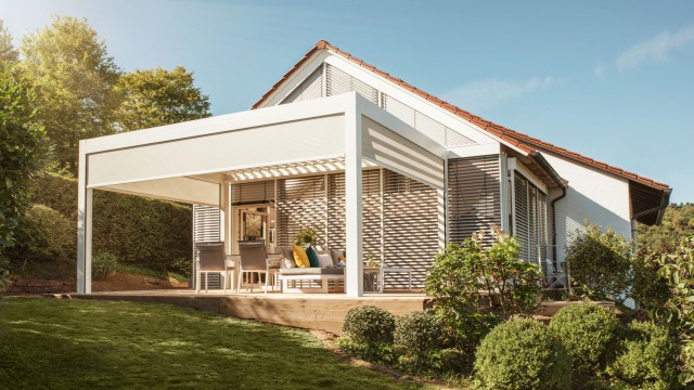Ein modernes Haus mit Sonnenschutz für die Terrasse Ein modernes Haus mit Sonnenschutz für die Terrasse